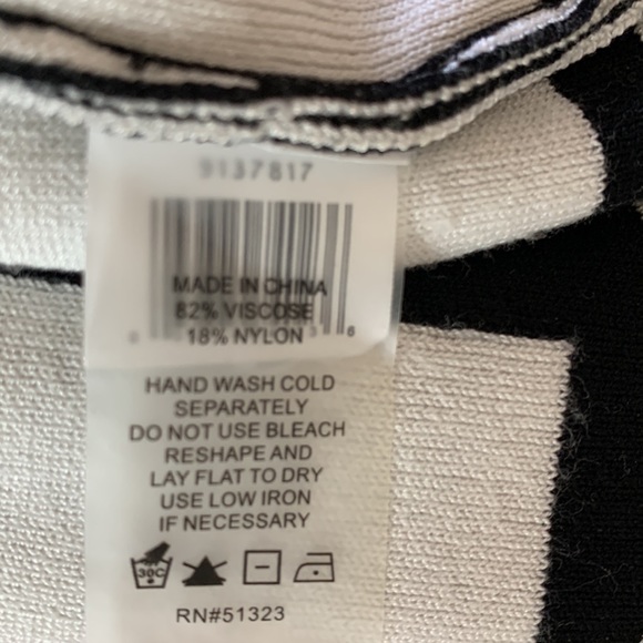 Vince Camuto Women’s Black and White Block Print Skirt Size Large - Picture 4 of 4